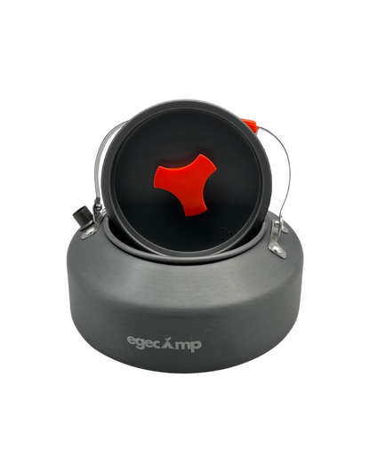 Taşıma için katlanmış turuncu saplı 1.6 lt kamp çaydanlığı üstten görünüm.