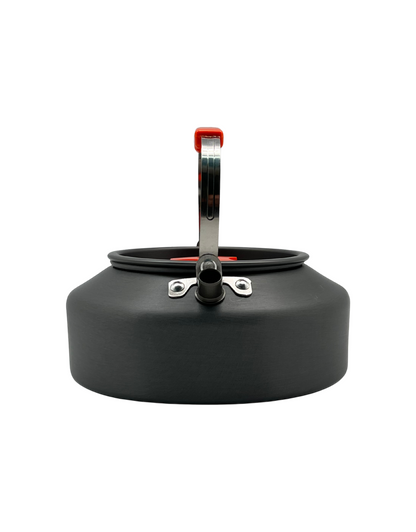 EgeCamp logolu hafif outdoor çaydanlık yan profil ve kısa gaga detayı.