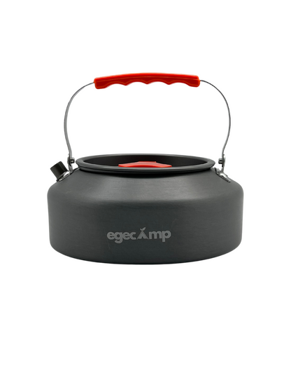 Isıya dayanıklı turuncu silikon kaplamalı kamp çaydanlığı tutma sapı yakından görünüm.